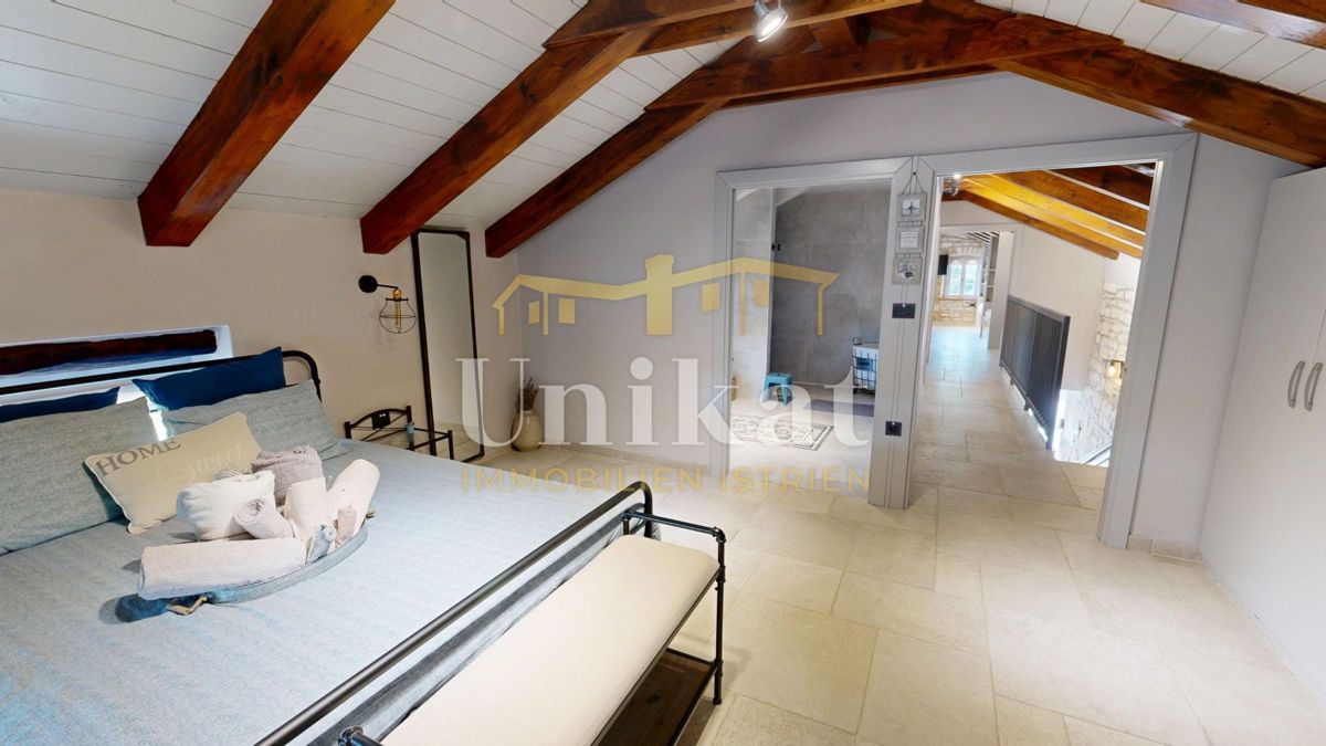 Čudovita posest z dvema kamnitima hišama in bazenom